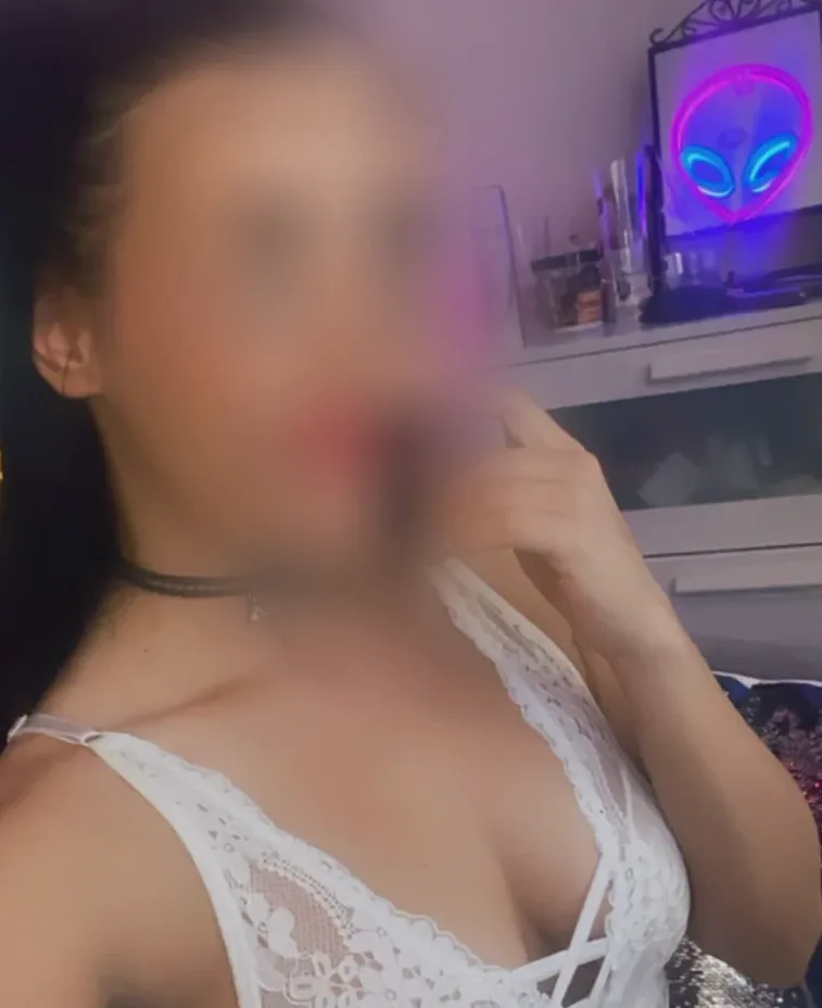 Daniela, 21